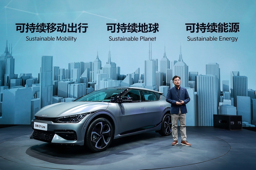 说明: 建筑旁的汽车中度可信度描述已自动生成