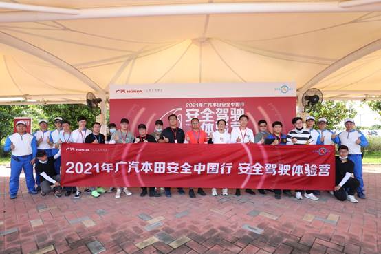 说明: 帐篷下有许多人低可信度描述已自动生成