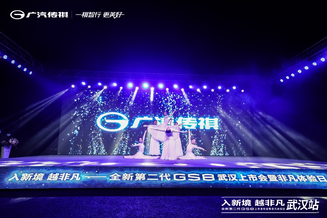 说明: 舞台上有人在表演描述已自动生成