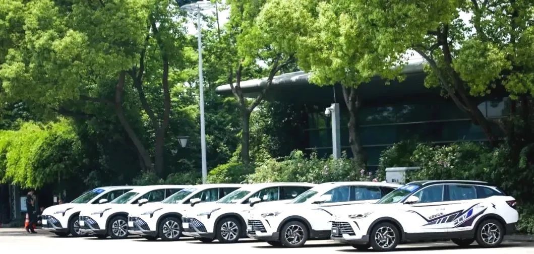 国内首款量产的全功率燃料电池乘用车“东风氢舟”示范运营