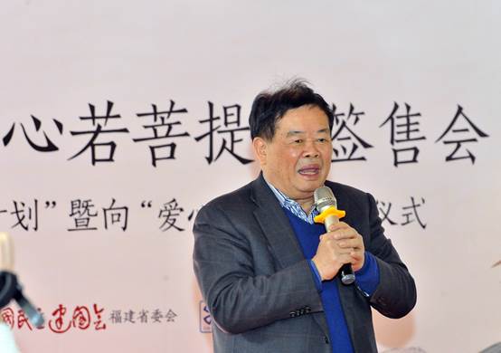 穿着西装笔挺的男子与配字描述已自动生成
