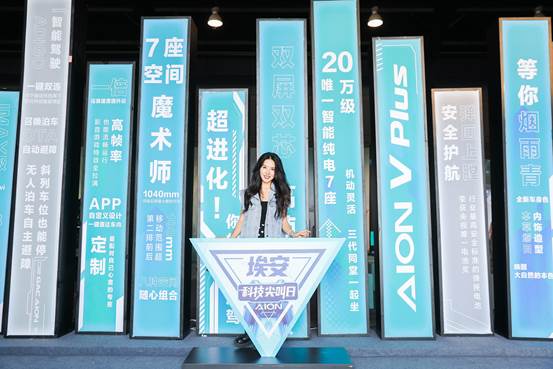 说明: 书架上有许多光盘中度可信度描述已自动生成