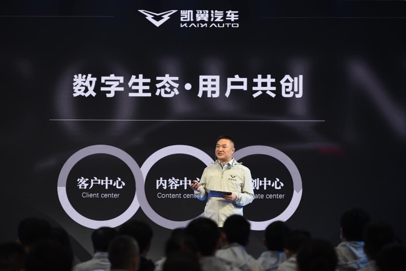 说明: D:\Documents and Settings\ky000559\桌面\PR稿件\昆仑下线图\何总讲解APP.jpg