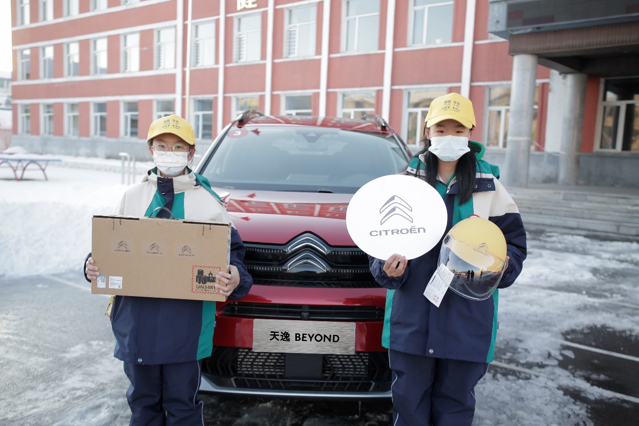 雪地上有卡车上低可信度描述已自动生成