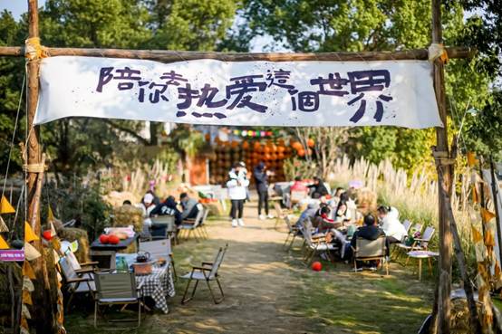 街道边立着广告牌子中度可信度描述已自动生成