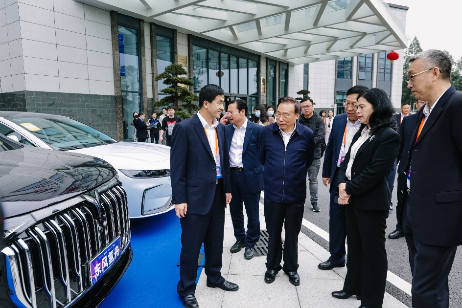 说明: E:\2023年工作\佛山氢能\看车.jpg