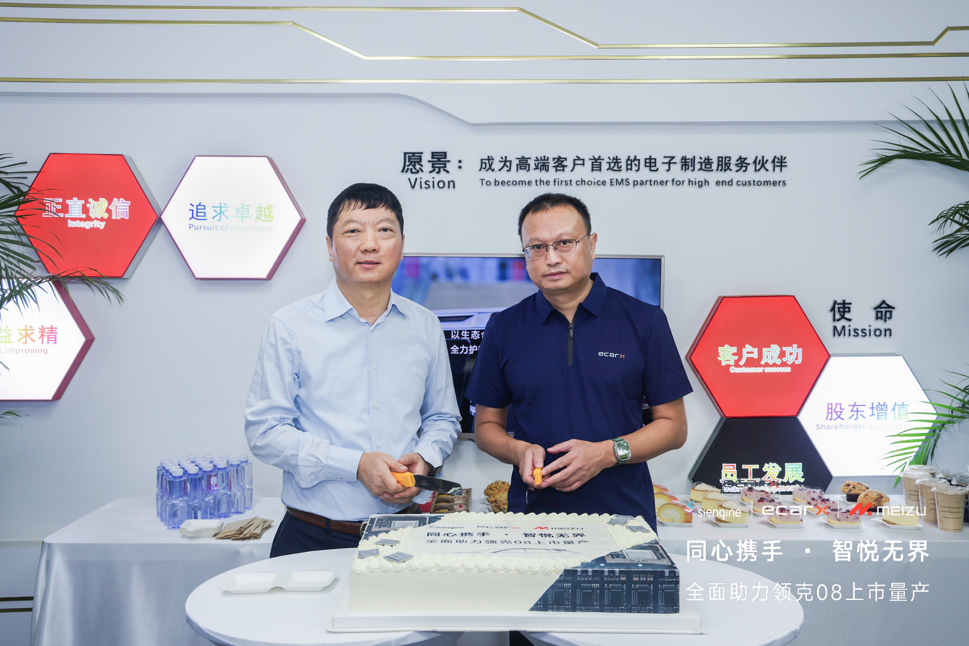 说明: 图片包含 人, 男人, 室内, 桌子描述已自动生成