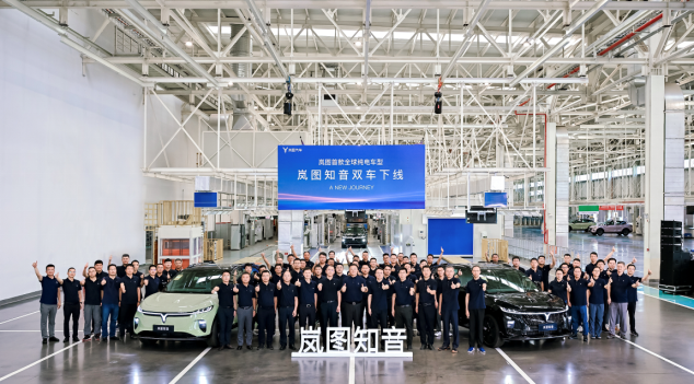 一群人站在建筑的摆设布局中度可信度描述已自动生成