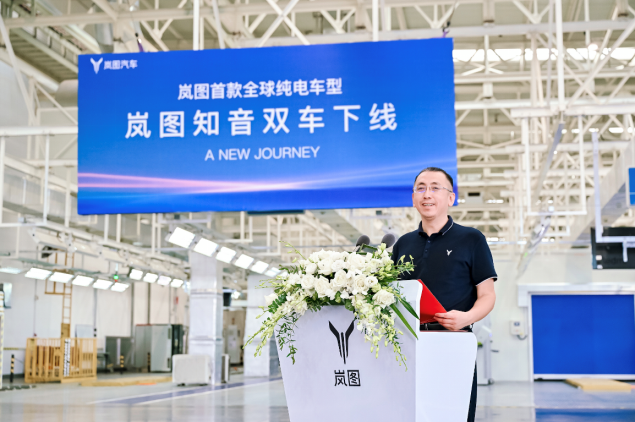 图片包含 建筑, 人, 男人, 站描述已自动生成