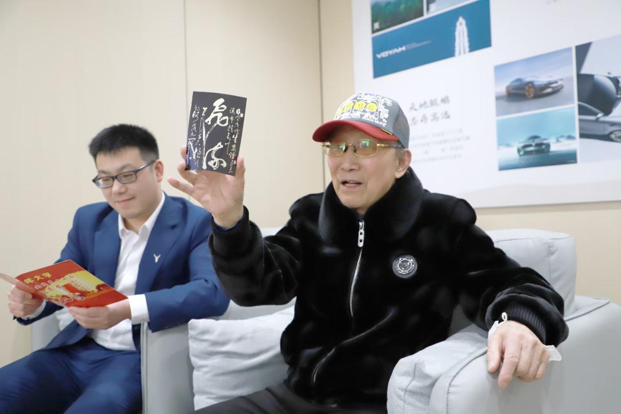 戴帽子的人在吃东西AI 生成的内容可能不正确。