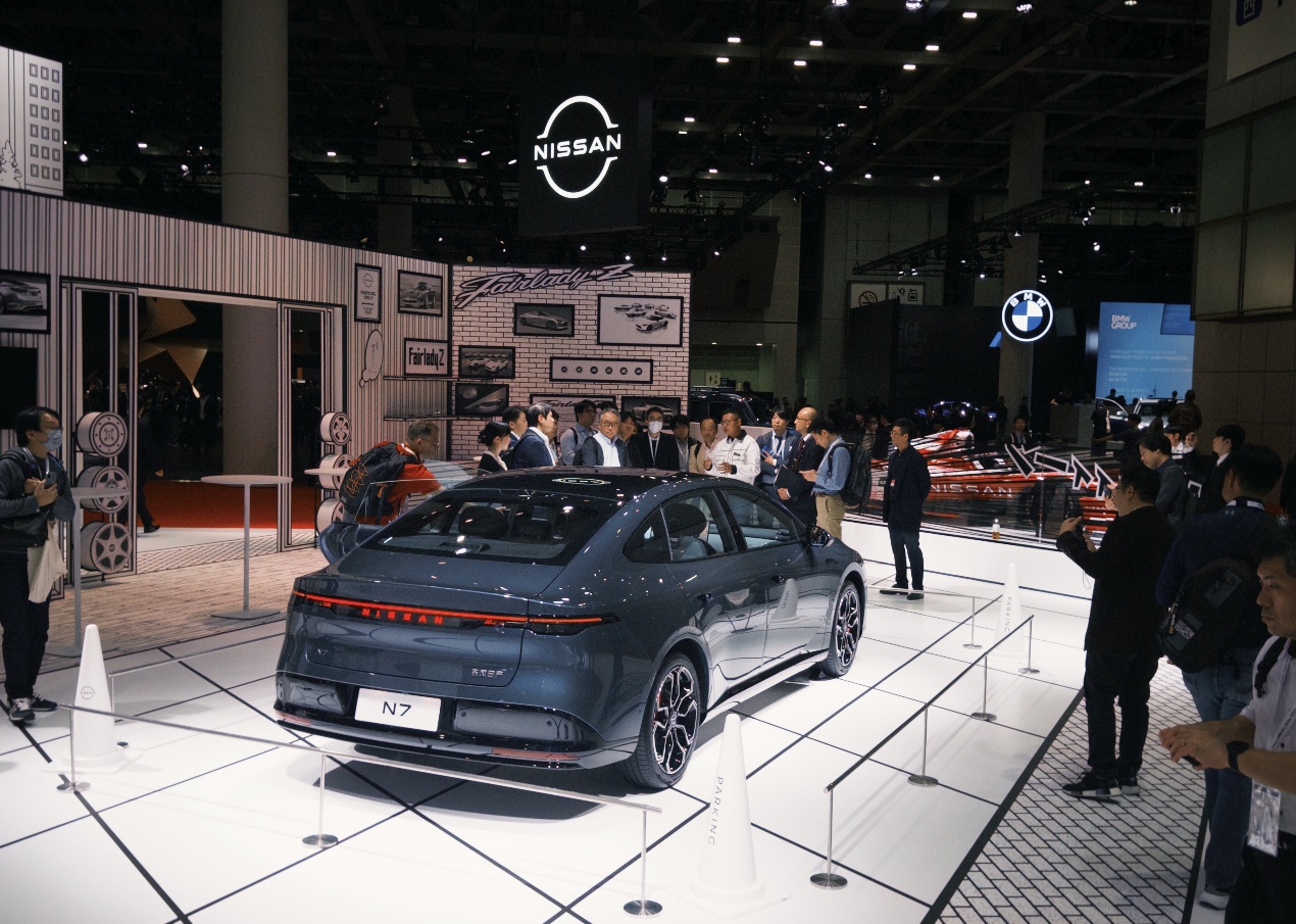 穿黑色衣服的人在街道边走AI 生成的内容可能不正确。