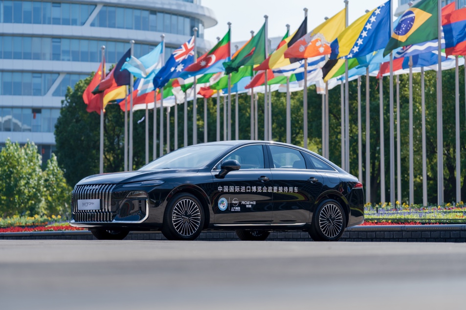 路上有辆蓝色的车AI 生成的内容可能不正确。