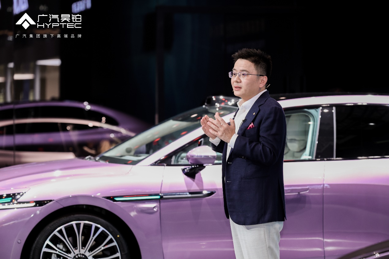 人站在汽车旁AI 生成的内容可能不正确。