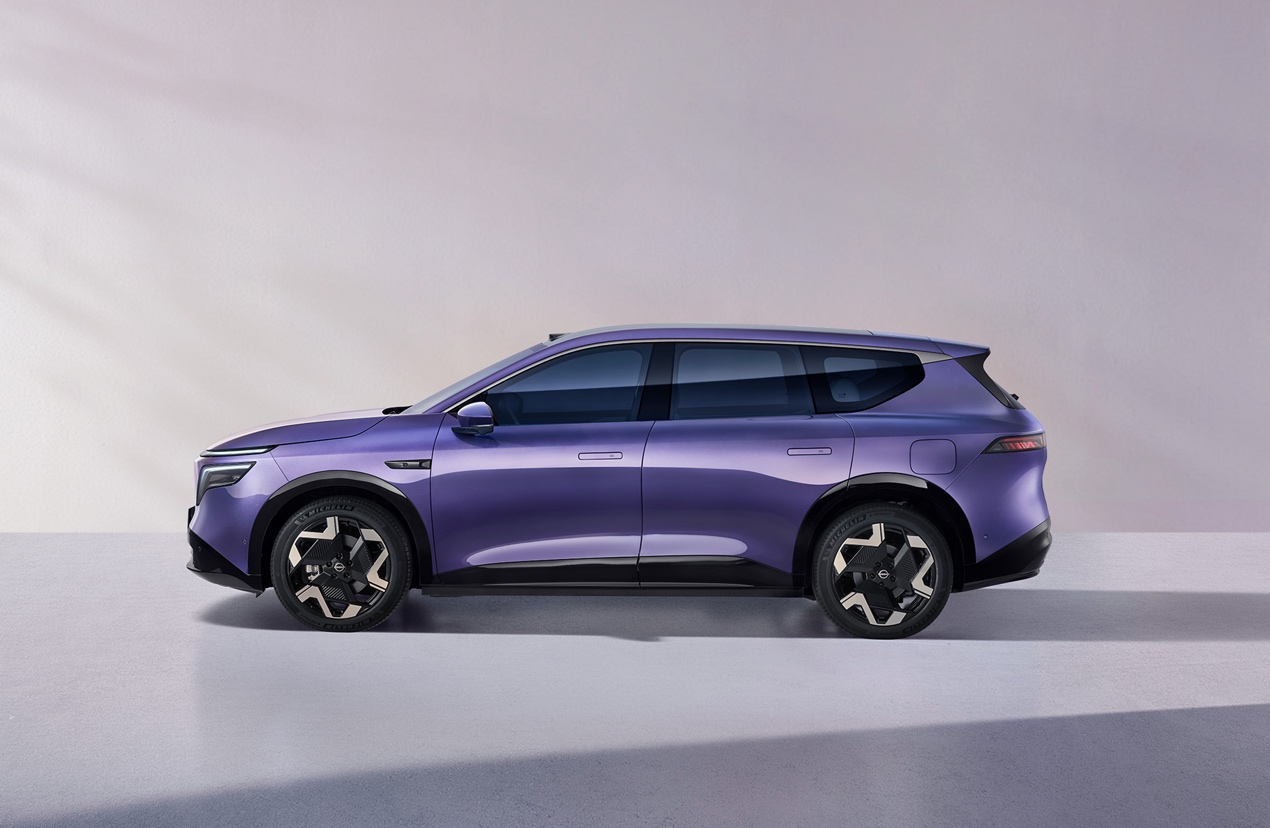 蓝色的汽车AI 生成的内容可能不正确。