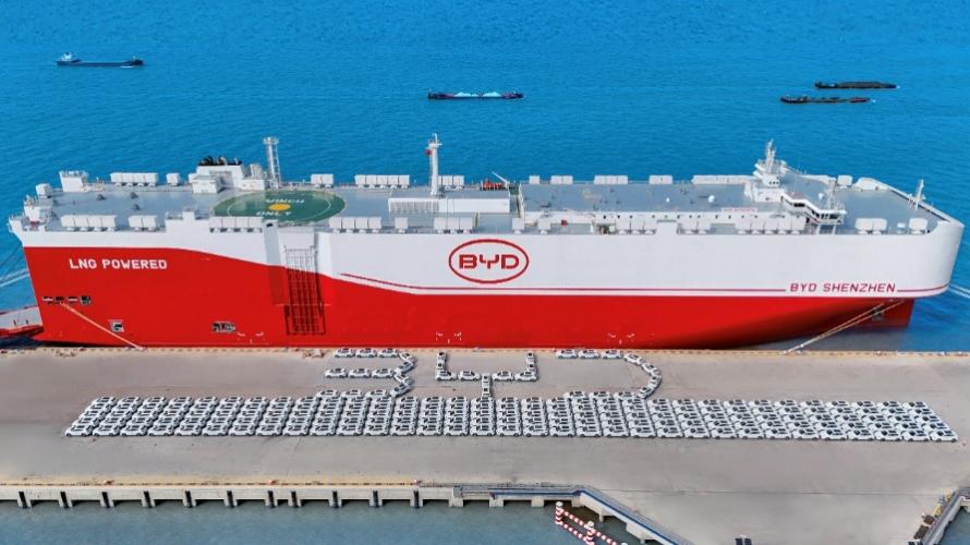 海上有艘船AI 生成的内容可能不正确。