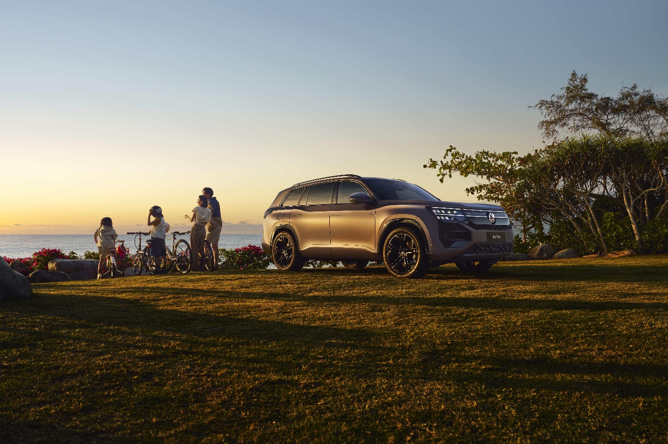 大众途昂PRO棕-海边-车头右30一家四口-RGB